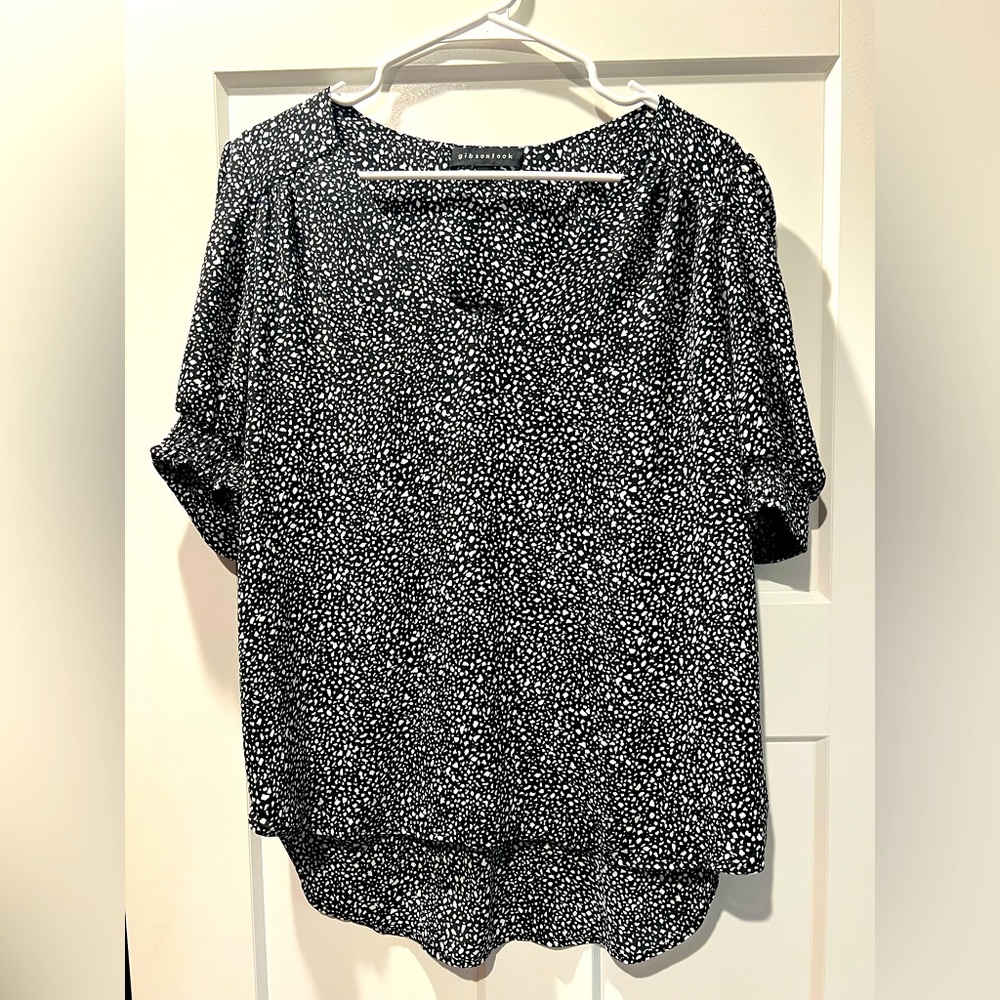 Gibson Look, medium, black/white, hi-lo blouse with animal print & smocked cuff